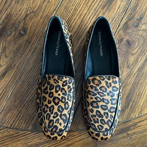 New never worn Donald Pliner animal print loafers style Heddy
